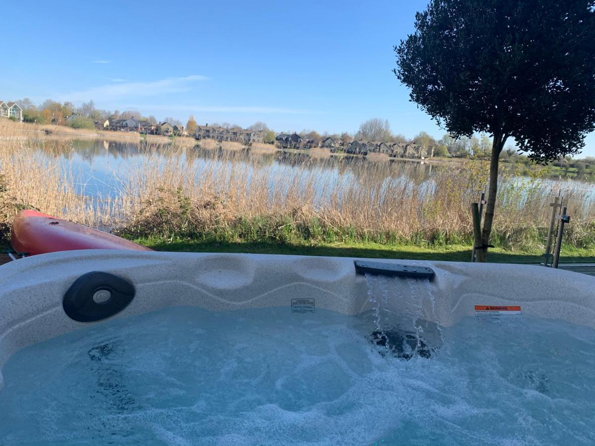 Cotswolds Lakehouse, With Hot Tub & Spa Access, Lower Mill Estate Somerford Keynes Екстер'єр фото