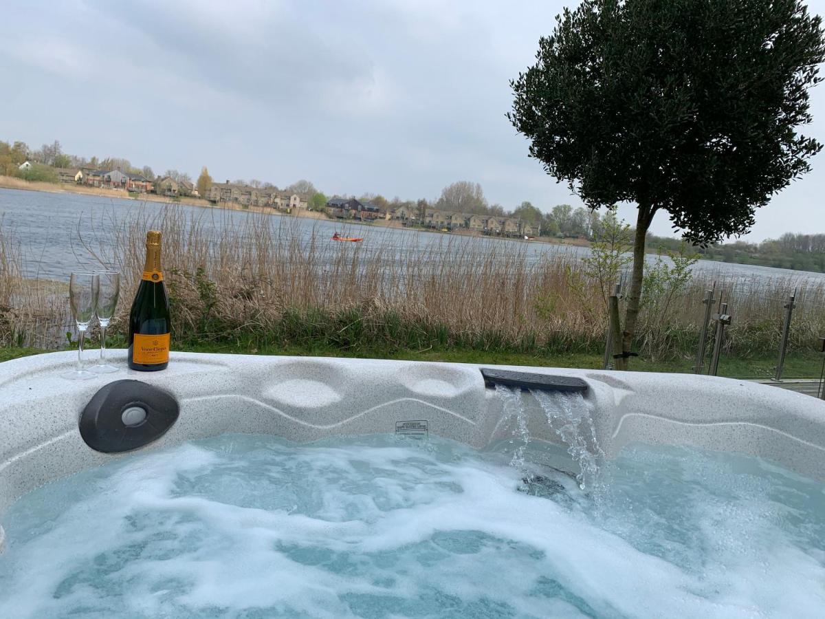 Cotswolds Lakehouse, With Hot Tub & Spa Access, Lower Mill Estate Somerford Keynes Екстер'єр фото